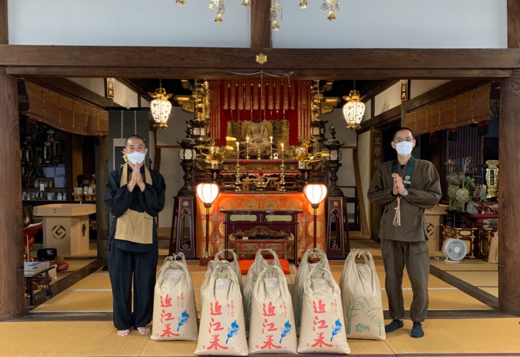 おてらおやつクラブの松島代表（左）と滋賀教区浄土宗青年会の稲岡会長（右）